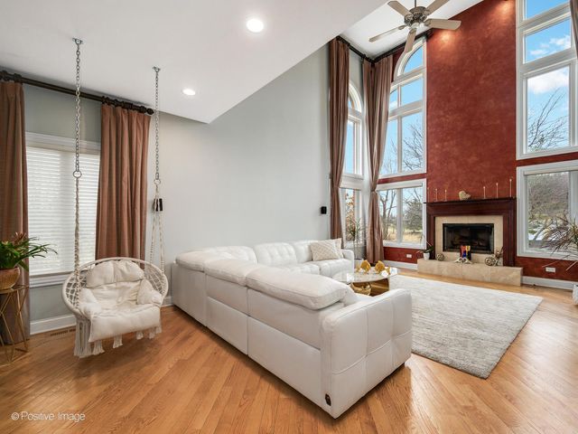 69 Falcon Drive, Hawthorn Woods, IL 60047