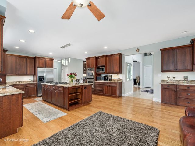69 Falcon Drive, Hawthorn Woods, IL 60047