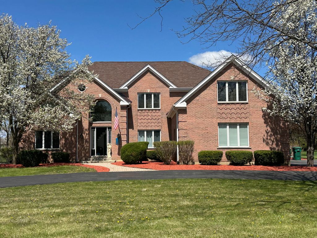 69 Falcon Drive, Hawthorn Woods, IL 60047