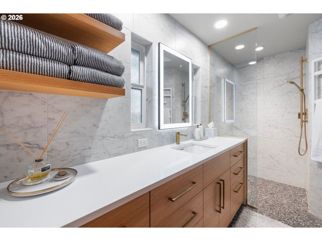 10529 Sw LANCASTER Rd, Portland, OR 97219