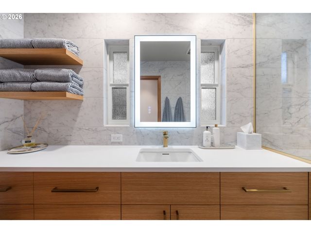 10529 Sw LANCASTER Rd, Portland, OR 97219