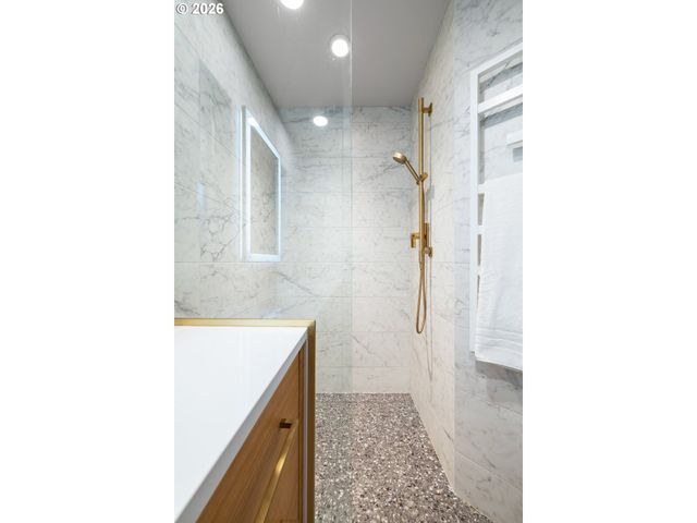 10529 Sw LANCASTER Rd, Portland, OR 97219