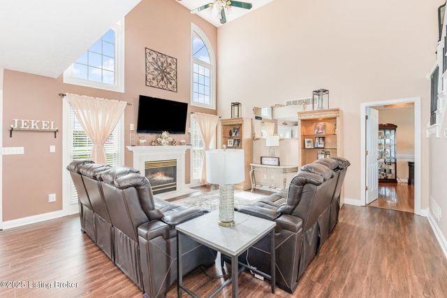 5027 Hunters Point Cir, Louisville, KY 40216