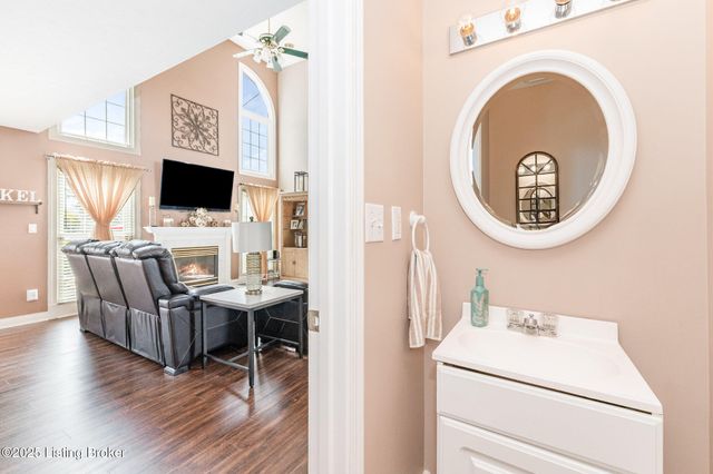 5027 Hunters Point Cir, Louisville, KY 40216