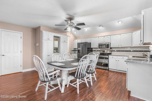 5027 Hunters Point Cir, Louisville, KY 40216