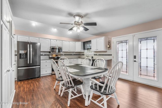 5027 Hunters Point Cir, Louisville, KY 40216