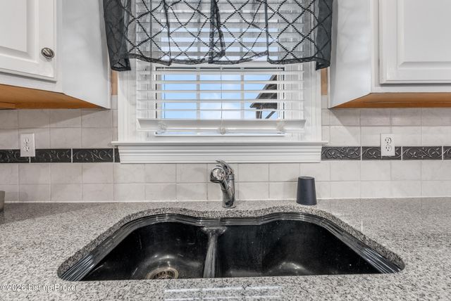 5027 Hunters Point Cir, Louisville, KY 40216