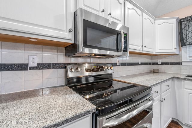 5027 Hunters Point Cir, Louisville, KY 40216