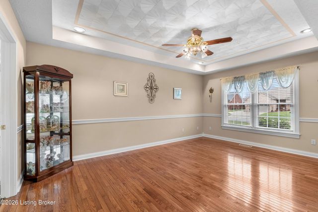 5027 Hunters Point Cir, Louisville, KY 40216