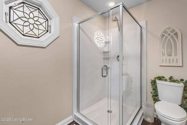 5027 Hunters Point Cir, Louisville, KY 40216