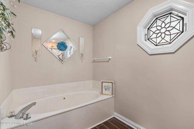 5027 Hunters Point Cir, Louisville, KY 40216