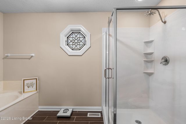 5027 Hunters Point Cir, Louisville, KY 40216