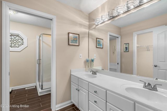 5027 Hunters Point Cir, Louisville, KY 40216