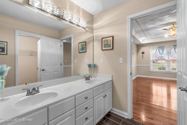 5027 Hunters Point Cir, Louisville, KY 40216