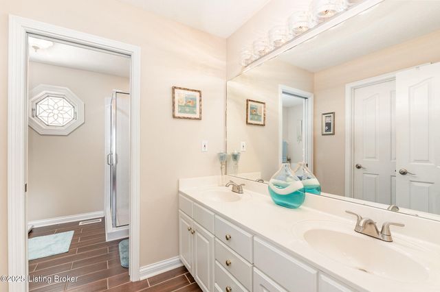 5027 Hunters Point Cir, Louisville, KY 40216