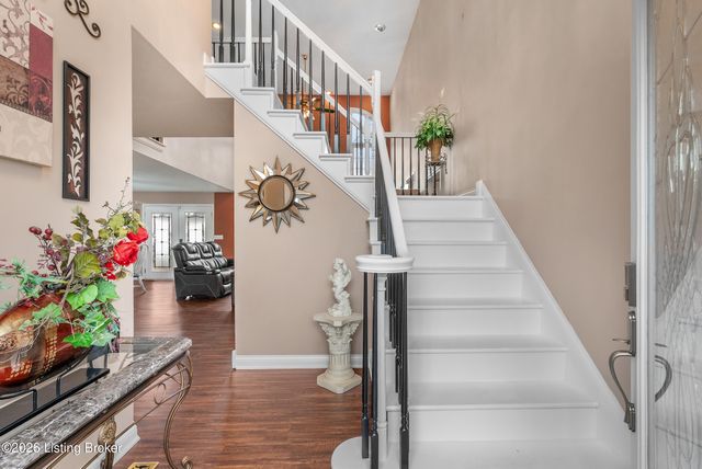 5027 Hunters Point Cir, Louisville, KY 40216