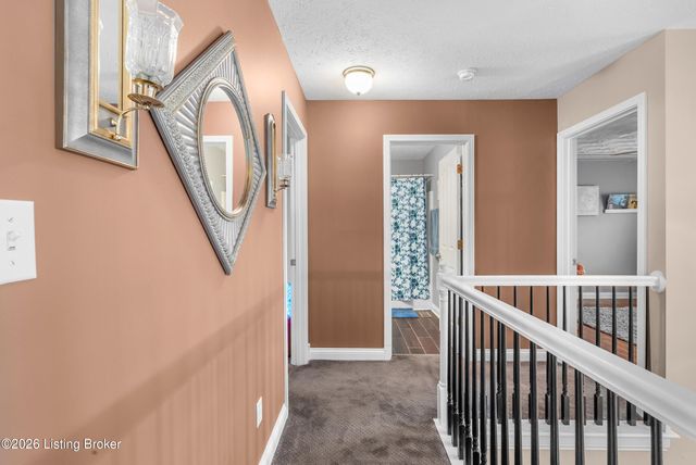 5027 Hunters Point Cir, Louisville, KY 40216