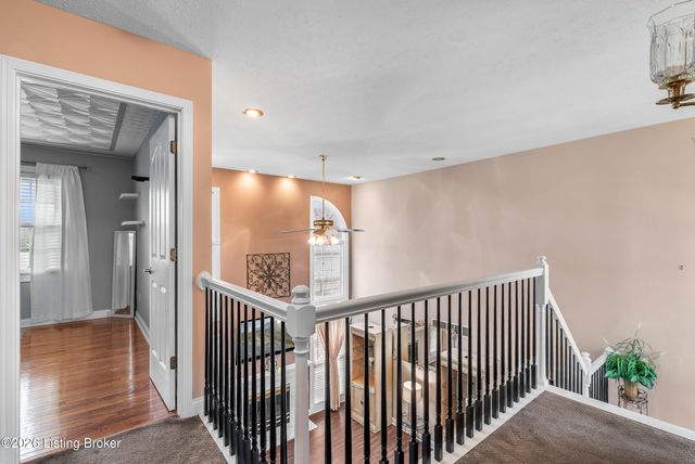 5027 Hunters Point Cir, Louisville, KY 40216