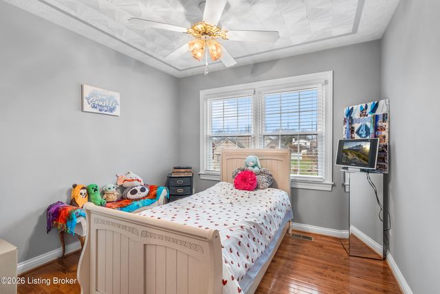 5027 Hunters Point Cir, Louisville, KY 40216