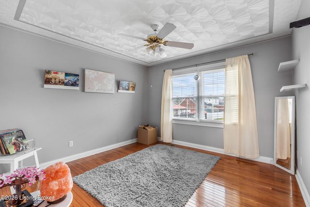 5027 Hunters Point Cir, Louisville, KY 40216