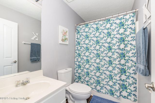 5027 Hunters Point Cir, Louisville, KY 40216