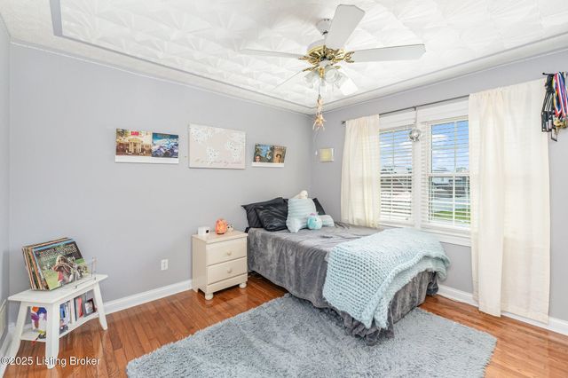 5027 Hunters Point Cir, Louisville, KY 40216