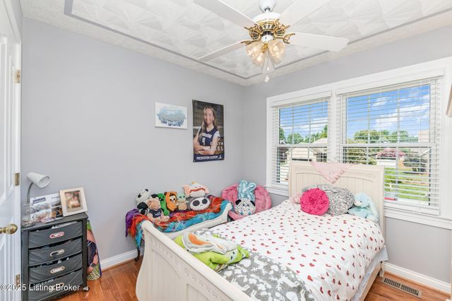 5027 Hunters Point Cir, Louisville, KY 40216