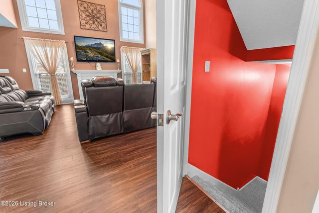 5027 Hunters Point Cir, Louisville, KY 40216