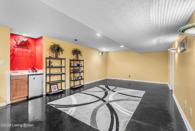 5027 Hunters Point Cir, Louisville, KY 40216