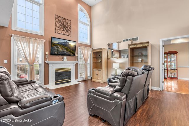 5027 Hunters Point Cir, Louisville, KY 40216