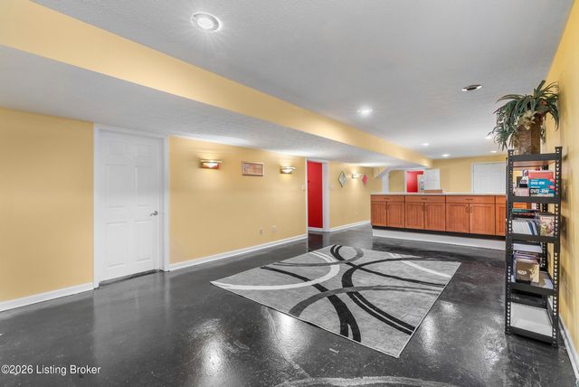 5027 Hunters Point Cir, Louisville, KY 40216