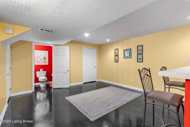 5027 Hunters Point Cir, Louisville, KY 40216