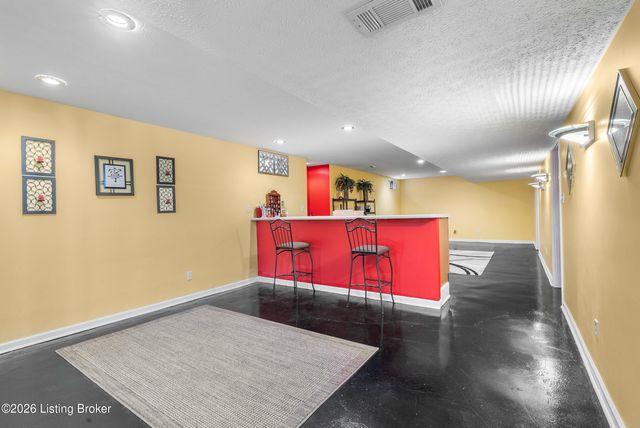 5027 Hunters Point Cir, Louisville, KY 40216