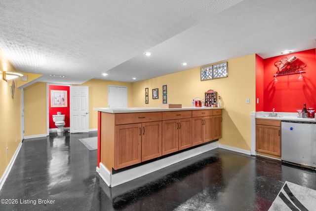 5027 Hunters Point Cir, Louisville, KY 40216