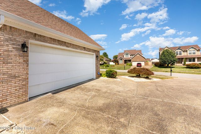 5027 Hunters Point Cir, Louisville, KY 40216