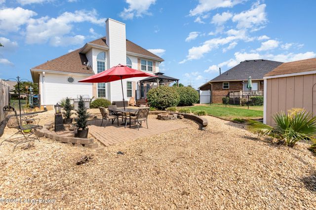 5027 Hunters Point Cir, Louisville, KY 40216