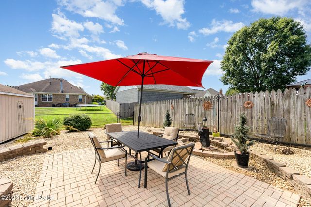 5027 Hunters Point Cir, Louisville, KY 40216