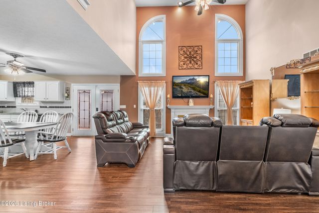 5027 Hunters Point Cir, Louisville, KY 40216