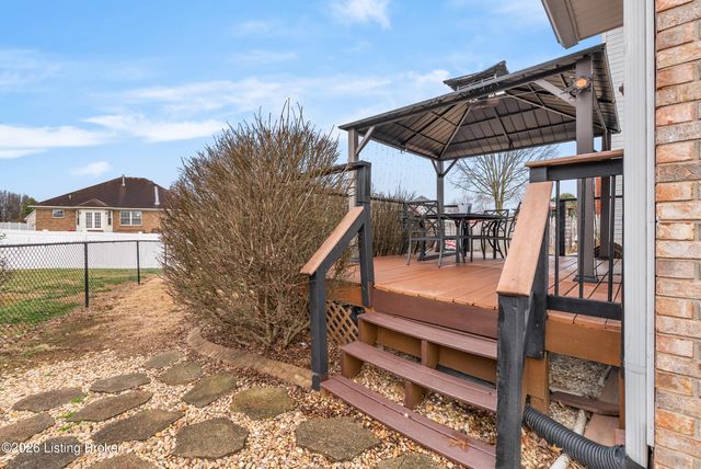 5027 Hunters Point Cir, Louisville, KY 40216