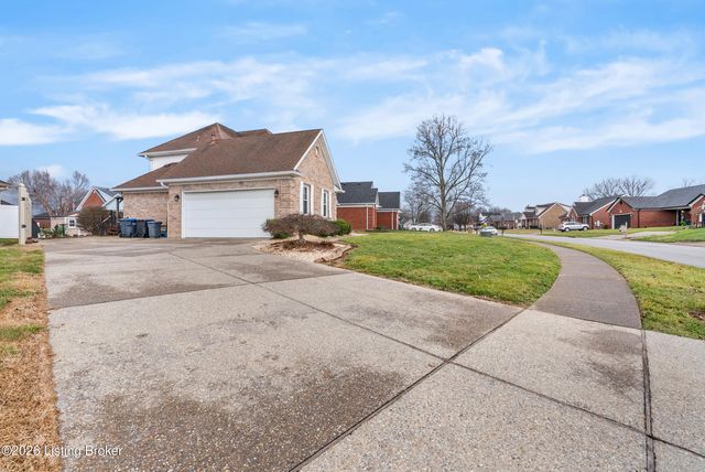 5027 Hunters Point Cir, Louisville, KY 40216