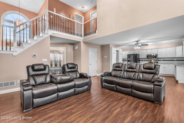 5027 Hunters Point Cir, Louisville, KY 40216