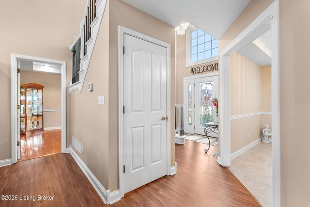 5027 Hunters Point Cir, Louisville, KY 40216