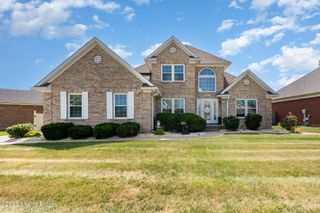 5027 Hunters Point Cir, Louisville, KY 40216