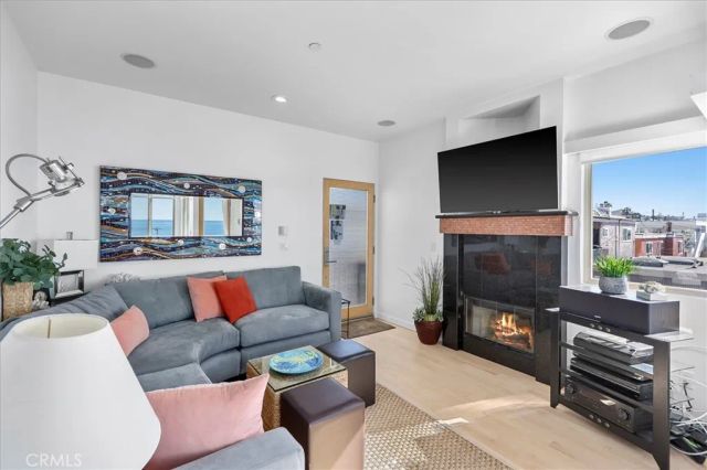 207 42nd Street, Manhattan Beach, CA 90266