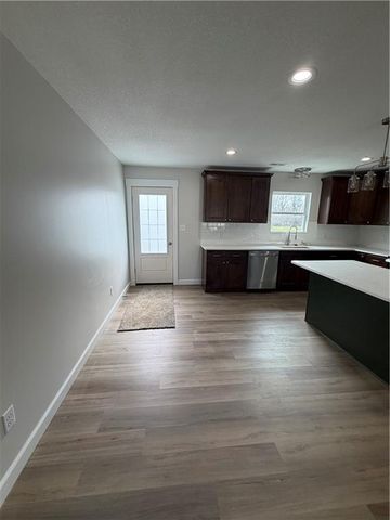 209 W 2nd Street, Creighton, MO 64739