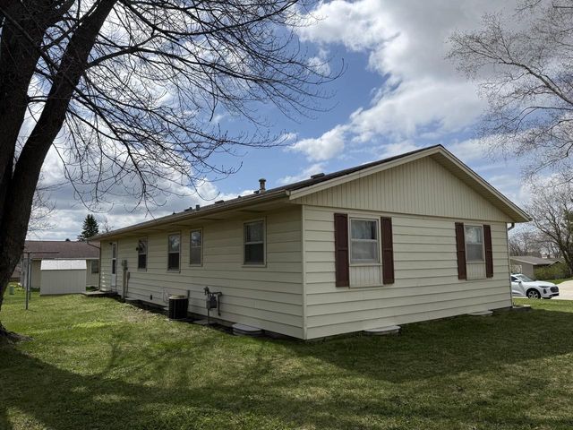1604 Calumet DRIVE, New Holstein, WI 53061