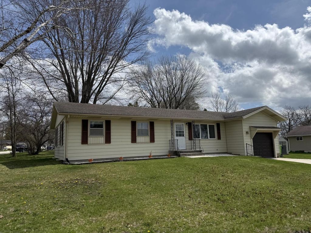 1604 Calumet DRIVE, New Holstein, WI 53061