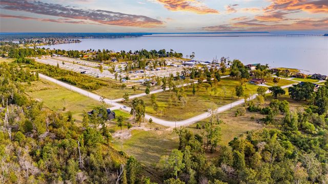 020 Falcon Point, Onalaska, TX 77360