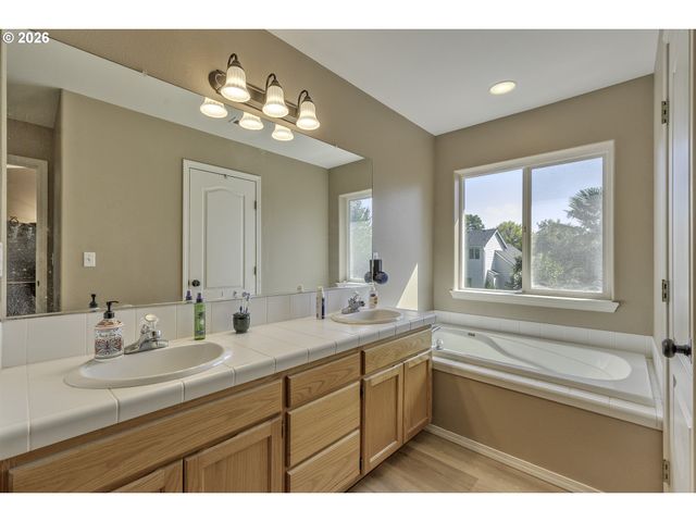 1204 33RD Pl, Forest Grove, OR 97116