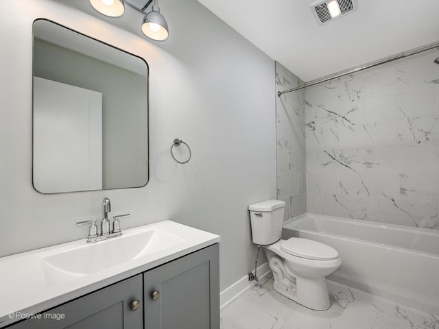 3954 S indiana Street 2R, Chicago, IL 60653